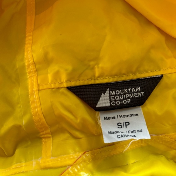 MEC rain coat men size small or lady size L, pit to pit 24”. Length 18” - Picture 4 of 5